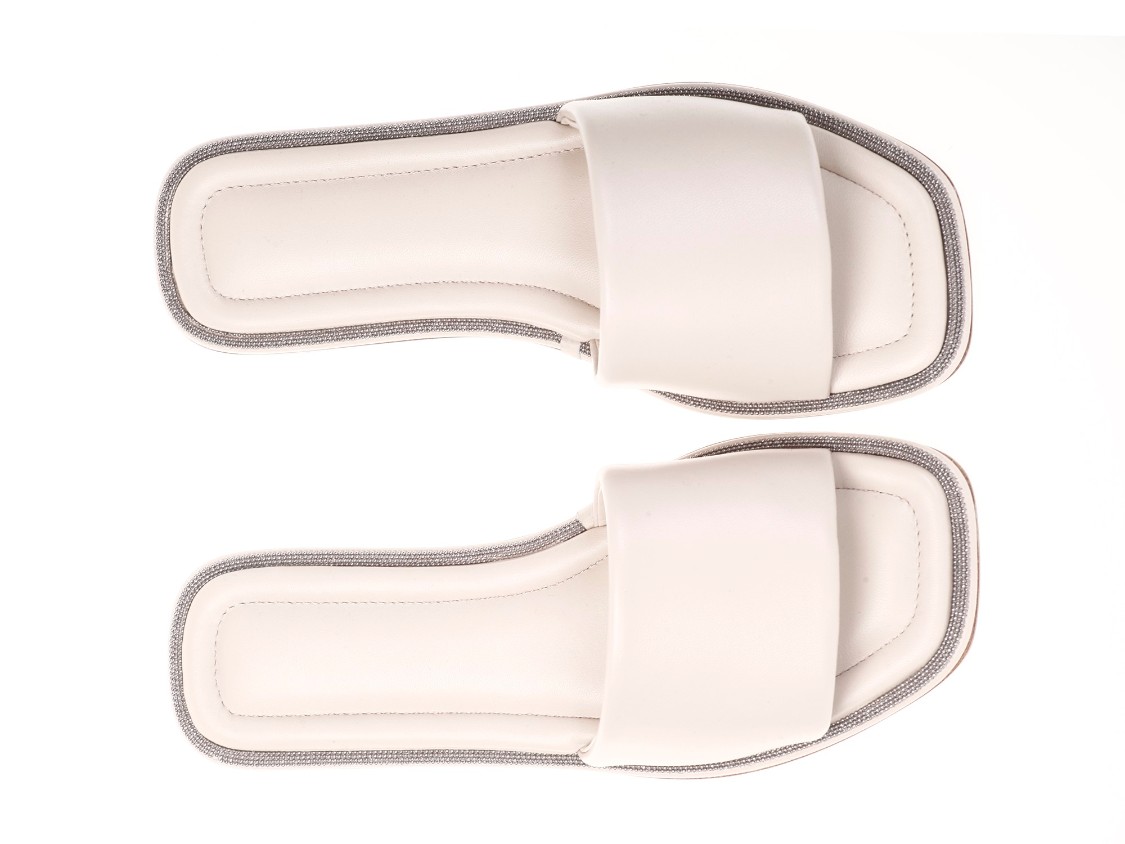 shop BRUNELLO CUCINELLI Saldi Ciabatta: Brunello Cucinelli slides con monile.
Fodera in pelle.
Suola in cuoio.
Decorazione in monile Nickel-free.
Composizione: 100% pelle.
Made in Italy.. MZCWC2150-C8238 number 5069873